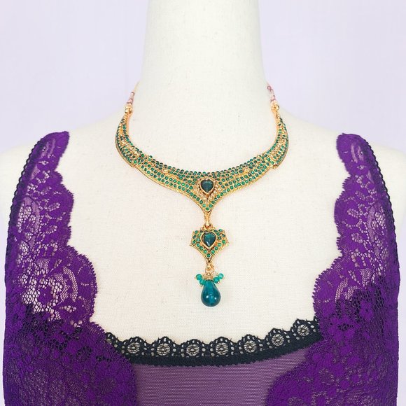Ornate costume jewelry necklace earring set with emerald crystals and beads - Picture 6 of 7